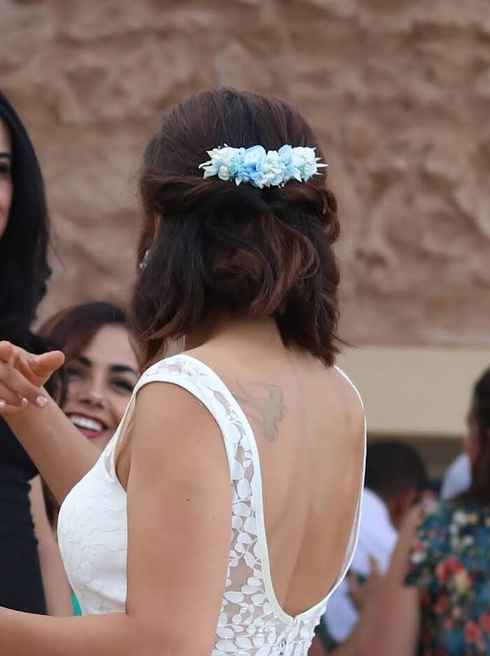 Peigne à cheveux fleuri pour coiffure de mariage avec fleurs stabilisées bleu ciel et perles, Jennifer – Image 5