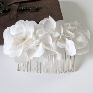 Peigne à cheveux fleuri pour coiffure de mariage en hortensias stabilisés blancs, Naëlle