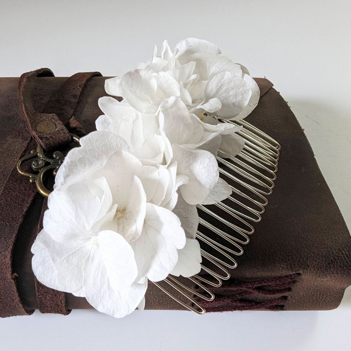 Peigne à cheveux fleuri pour coiffure de mariage en hortensias stabilisés blancs, Naëlle – Image 5