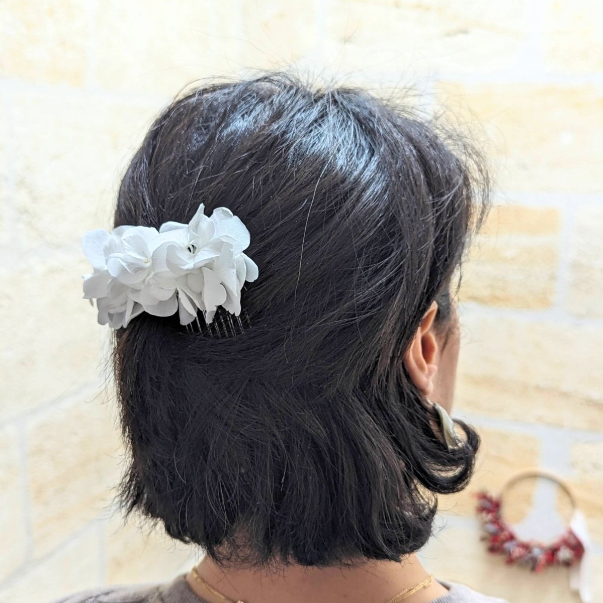 Peigne à cheveux fleuri pour coiffure de mariage en hortensias stabilisés blancs, Naëlle – Image 4
