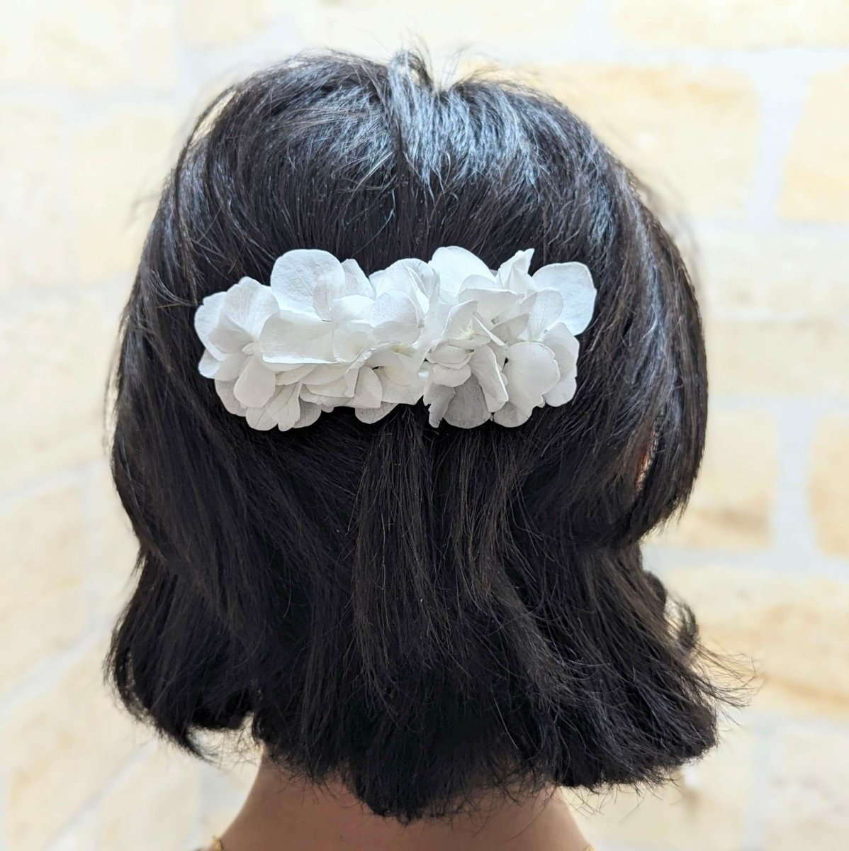 Peigne à cheveux fleuri pour coiffure de mariage en hortensias stabilisés blancs, Naëlle – Image 3
