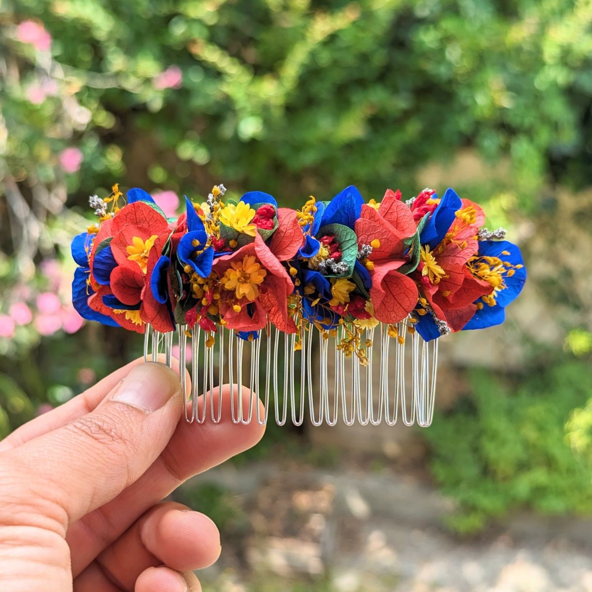 Peigne à cheveux fleuri pour coiffure de mariage en fleurs stabilisées, Majorel – Image 4