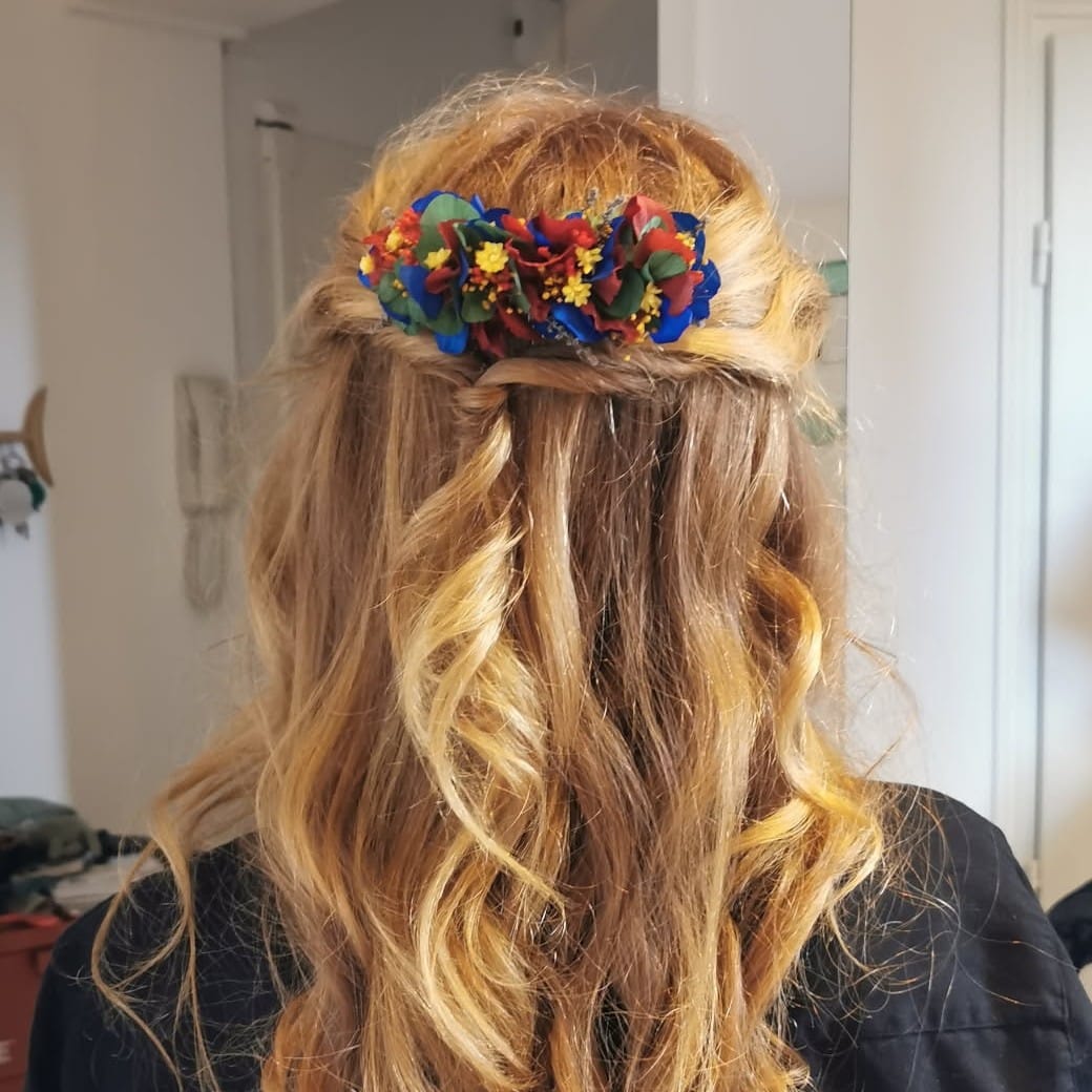 Peigne à cheveux fleuri pour coiffure de mariage en fleurs stabilisées, Majorel – Image 5