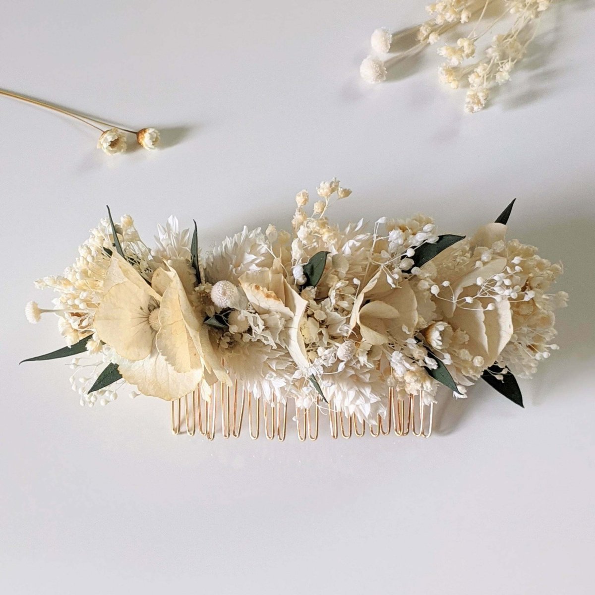 Peigne à cheveux fleuri pour coiffure de mariage en fleurs séchées & fleurs stabilisées, Inès – Image 3