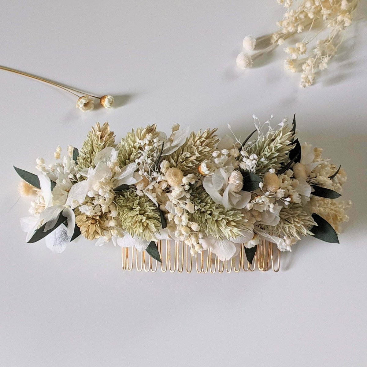 Peigne à cheveux fleuri pour coiffure de mariage en fleurs séchées & fleurs stabilisées, Inès – Image 4