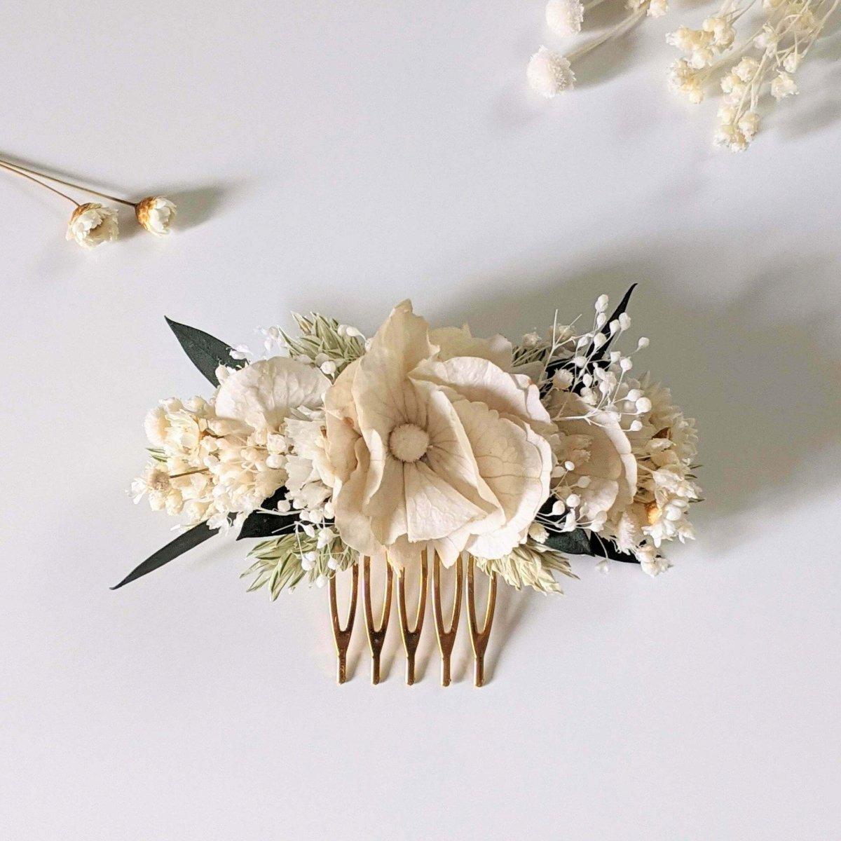 Peigne à cheveux fleuri pour coiffure de mariage en fleurs séchées & fleurs stabilisées, Inès – Image 5