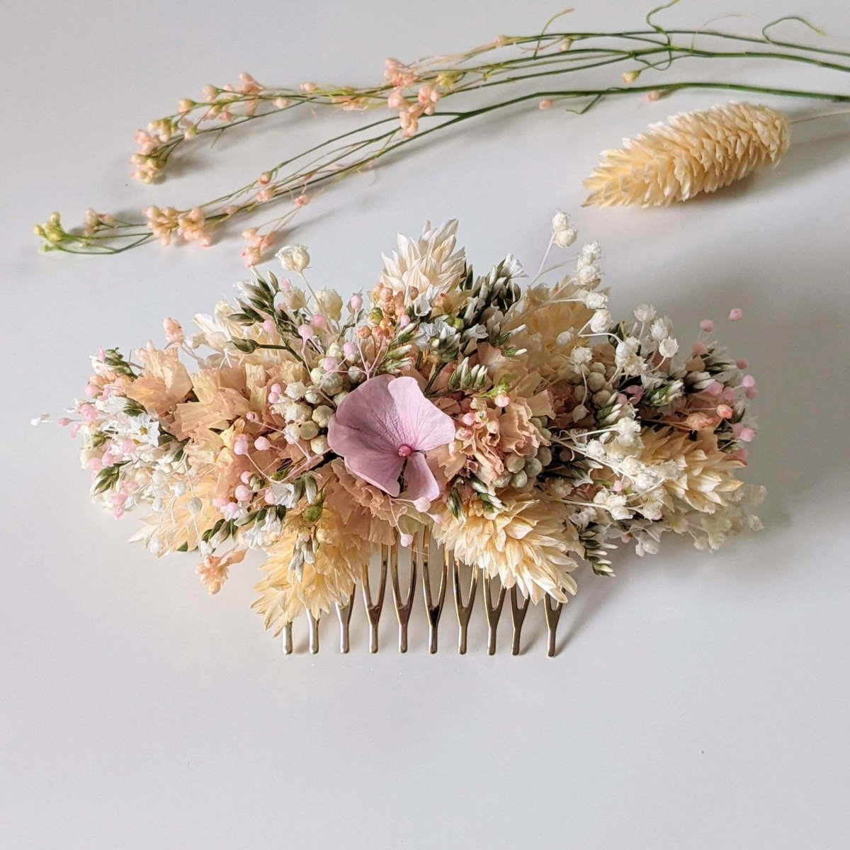 Peigne à cheveux fleuri pour coiffure de mariage en fleurs séchées & fleurs stabilisées, Melocoton – Image 3