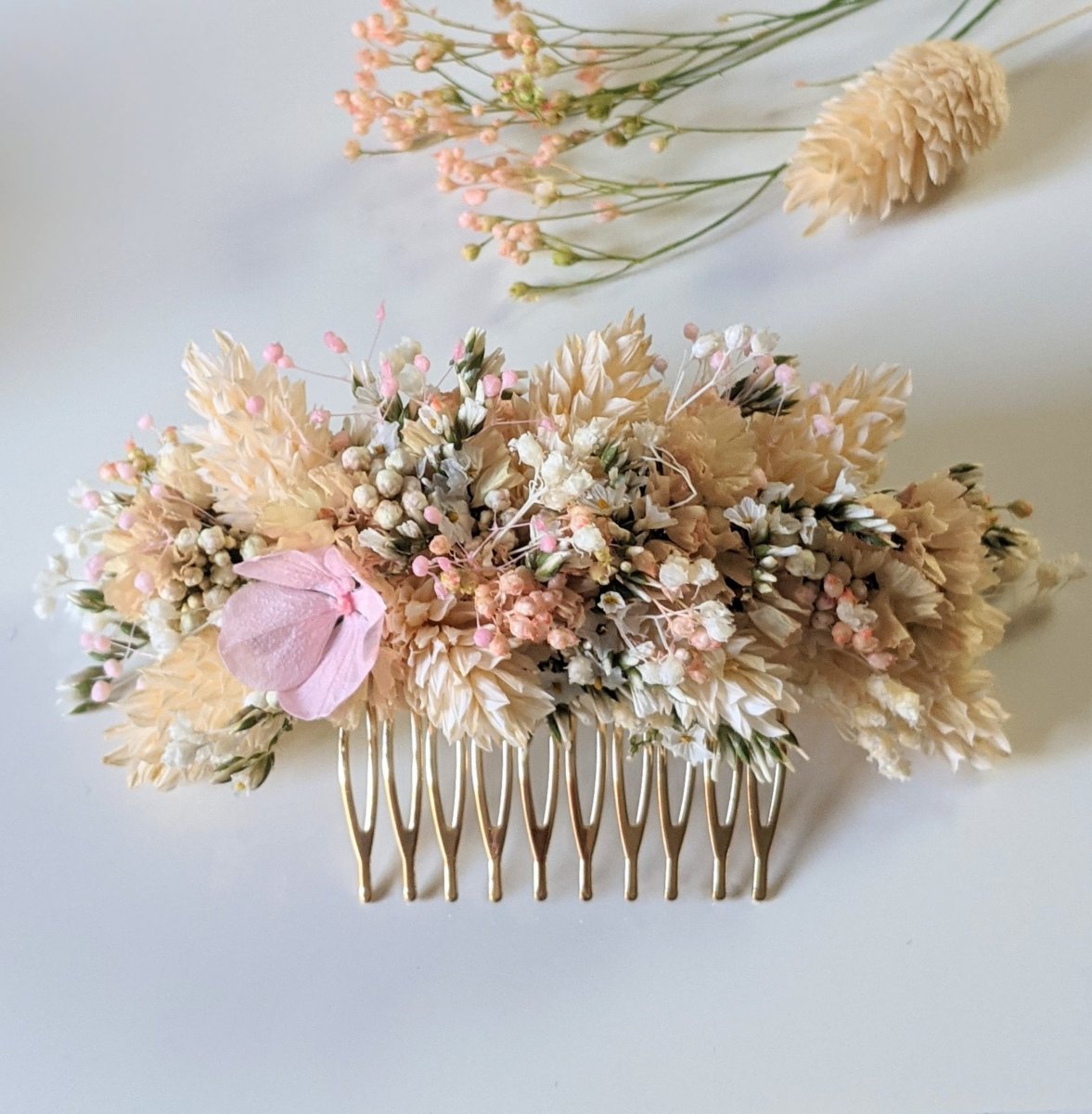 Peigne à cheveux fleuri pour coiffure de mariage en fleurs séchées & fleurs stabilisées, Melocoton – Image 2