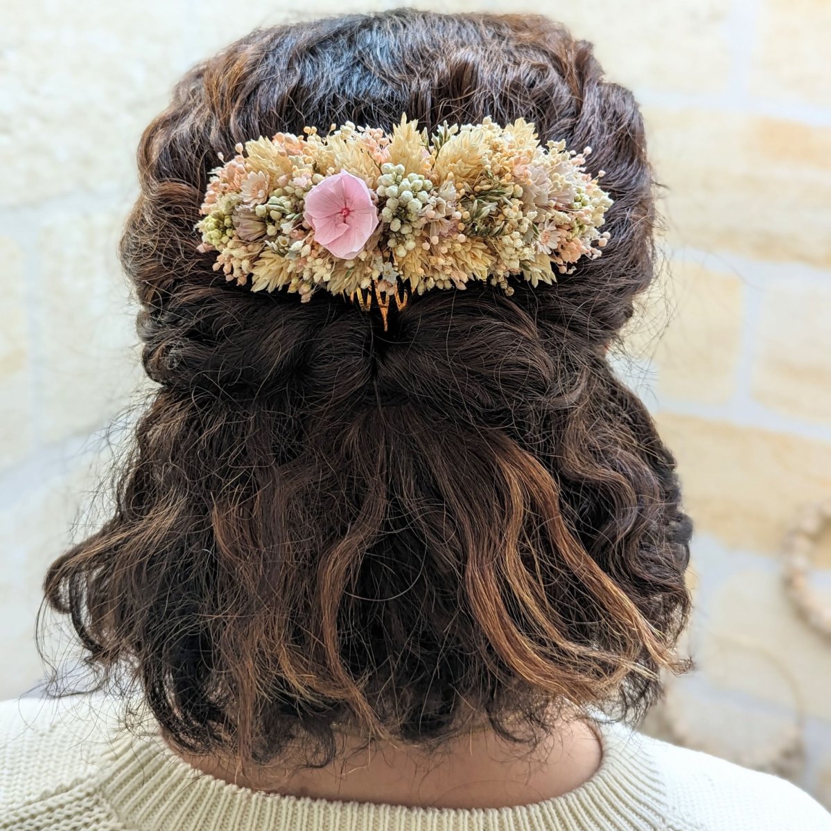 Peigne à cheveux fleuri pour coiffure de mariage en fleurs séchées & fleurs stabilisées, Melocoton – Image 5