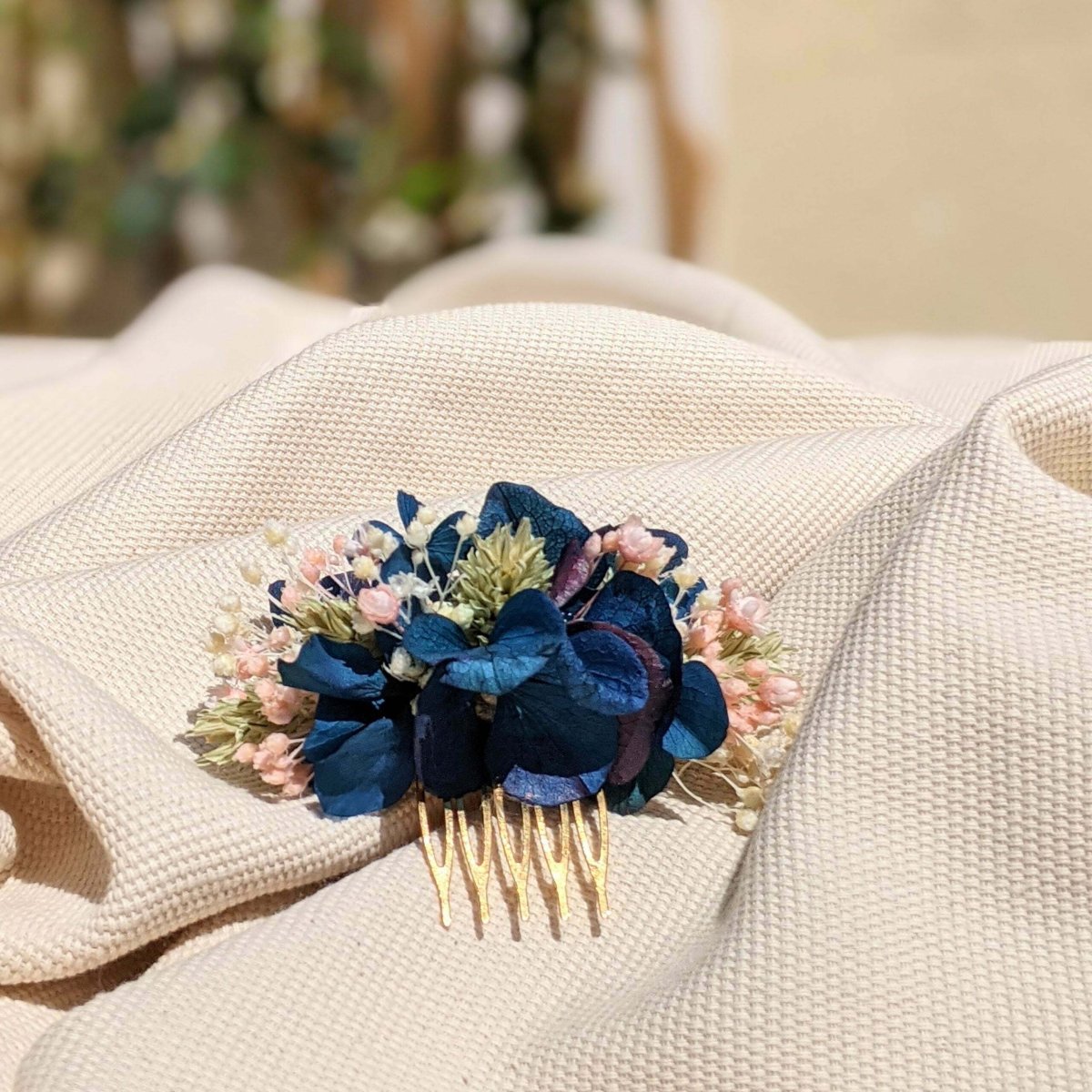 Peigne à cheveux fleuri pour coiffure de mariage en fleurs séchées & stabilisées bleues, Mona – Image 3