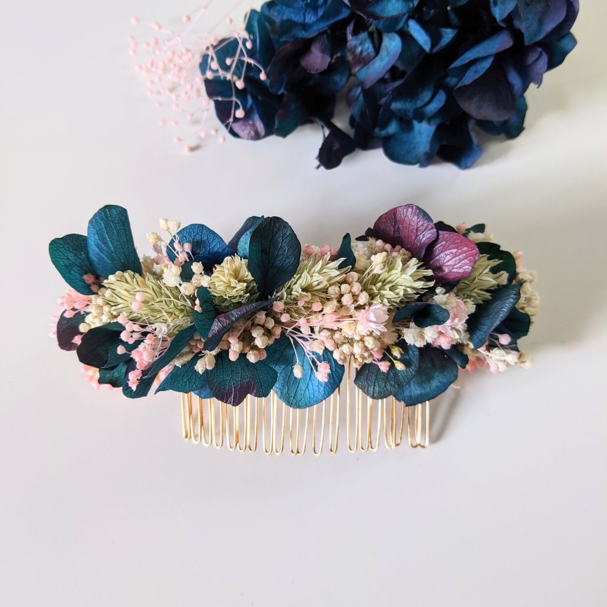 Peigne à cheveux fleuri pour coiffure de mariage en fleurs séchées & stabilisées bleues, Mona – Image 5