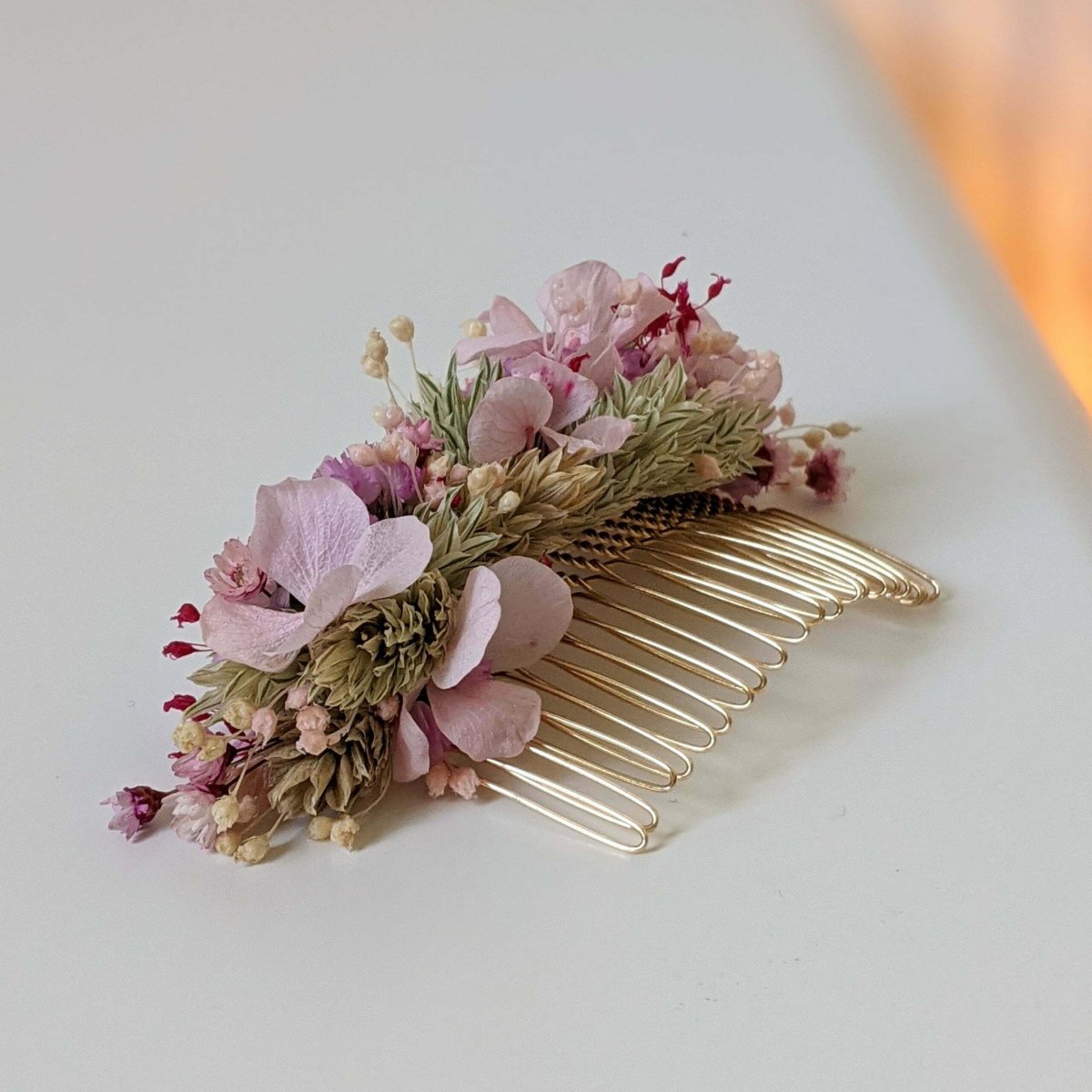Peigne à cheveux fleuri pour coiffure de mariage en fleurs stabilisées aux nuances roses, vertes, Romy – Image 4