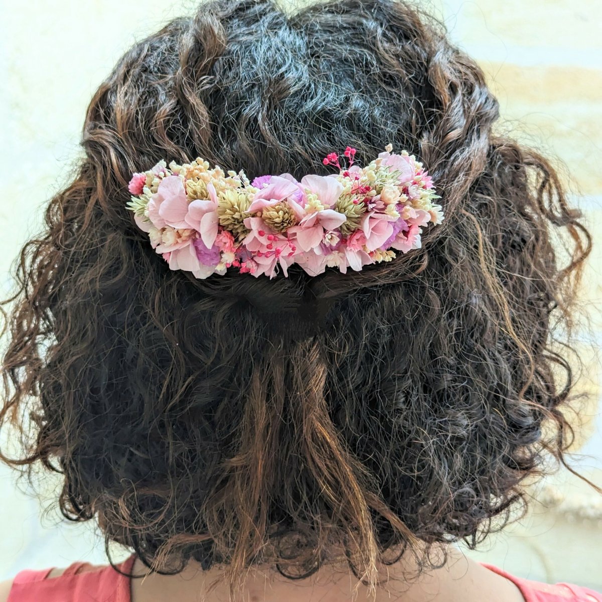 Peigne à cheveux fleuri pour coiffure de mariage en fleurs stabilisées aux nuances roses, vertes, Romy – Image 5