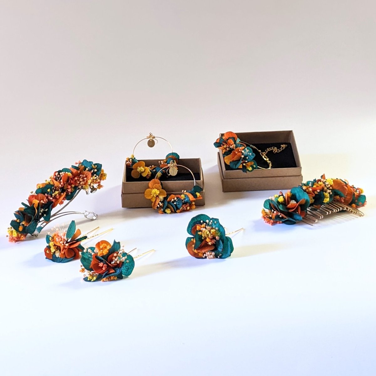 Peigne à cheveux fleuri pour coiffure de mariage en fleurs stabilisées oranges et bleues, Nila – Image 4