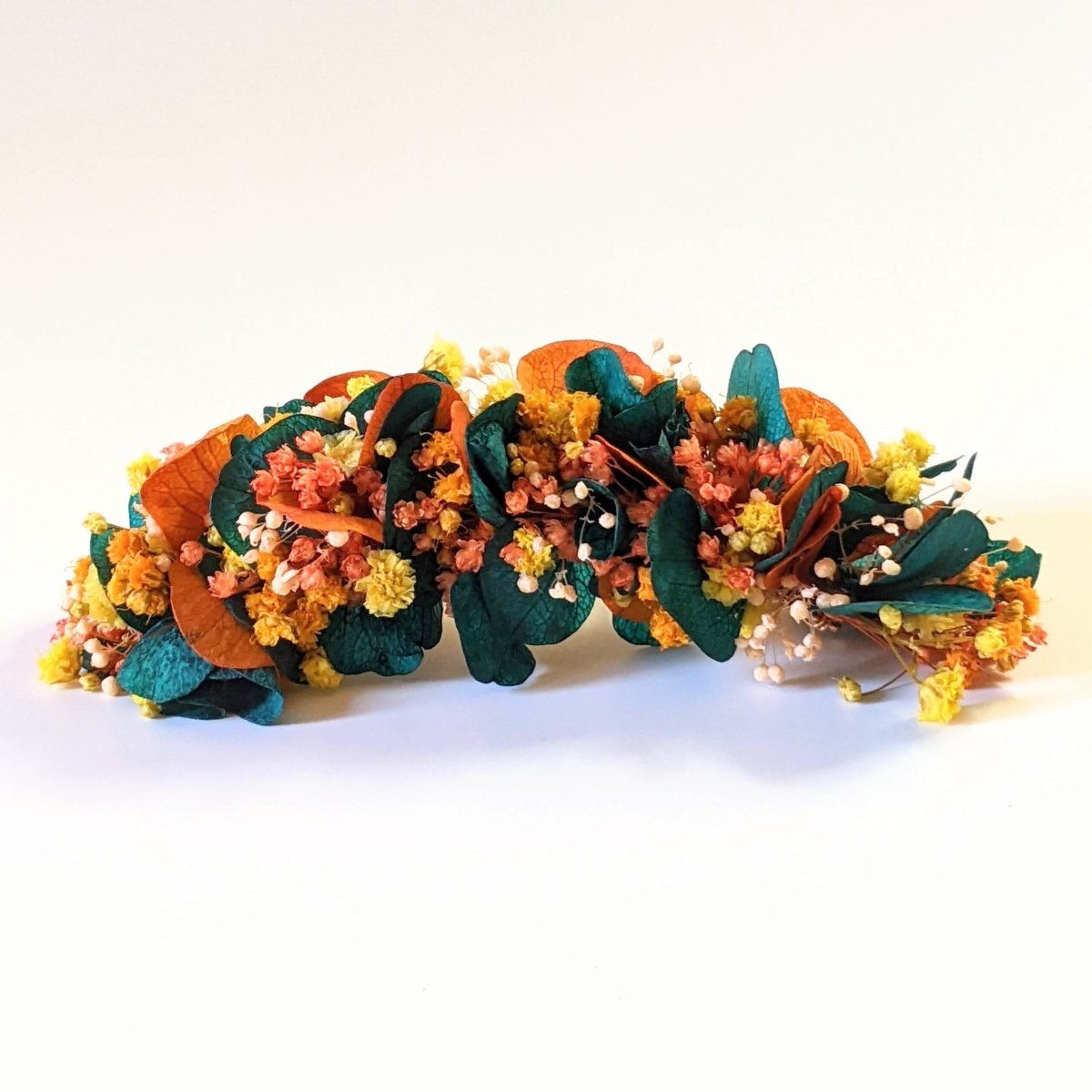 Peigne à cheveux fleuri pour coiffure de mariage en fleurs stabilisées oranges et bleues, Nila – Image 3