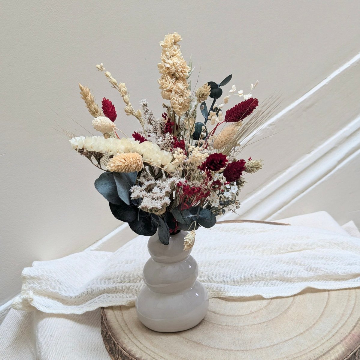 Petit bouquet de fleurs séchées aux couleurs rouges et vertes, Sofia – Image 2