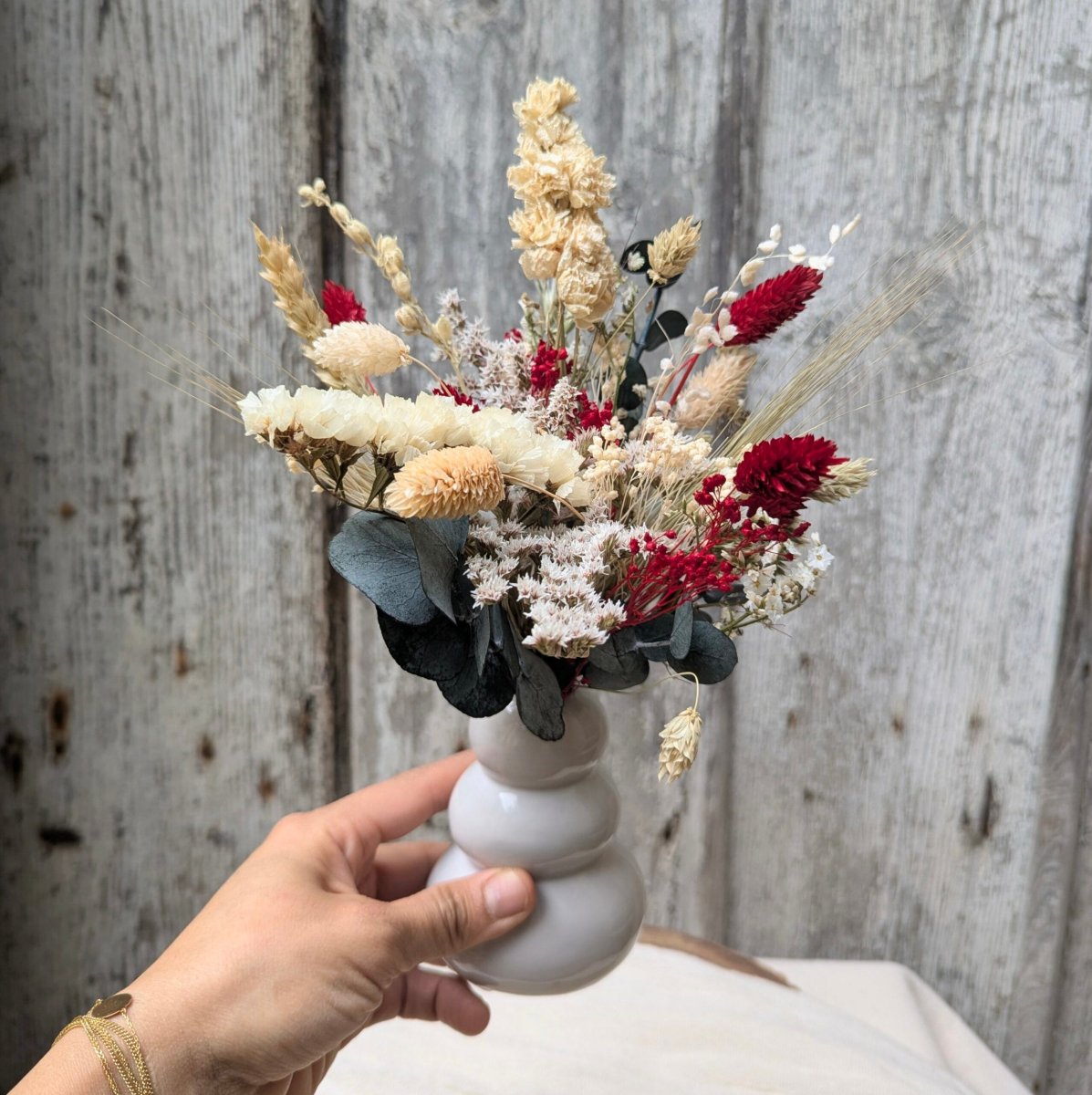 Petit bouquet de fleurs séchées aux couleurs rouges et vertes, Sofia – Image 3