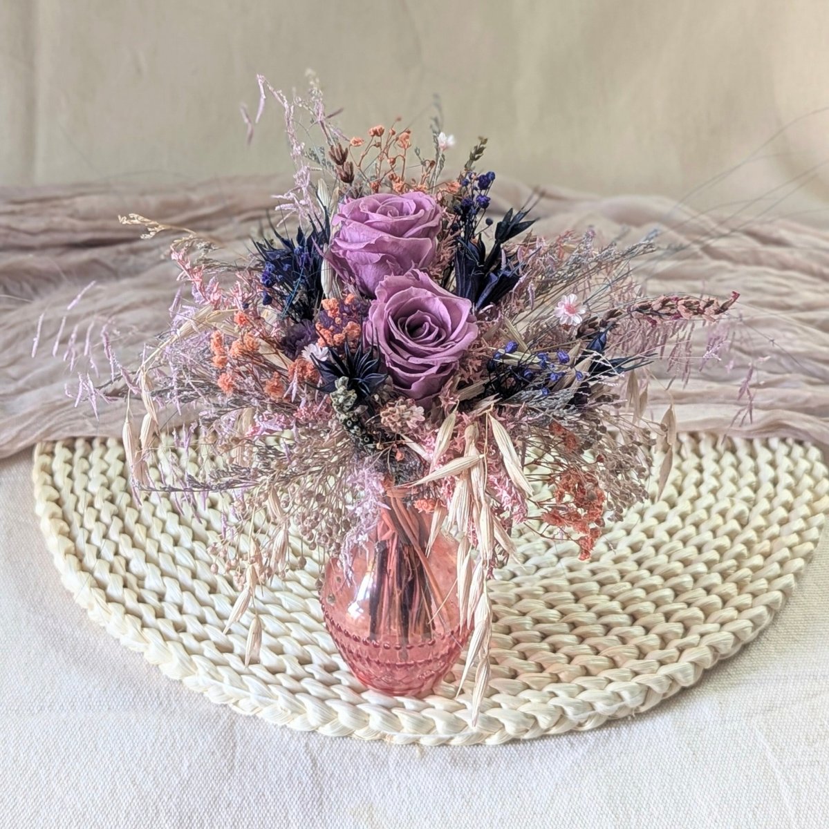 Petit bouquet de fleurs séchées naturelles avec vase en verre teinté rose et violet, Blue – Image 3