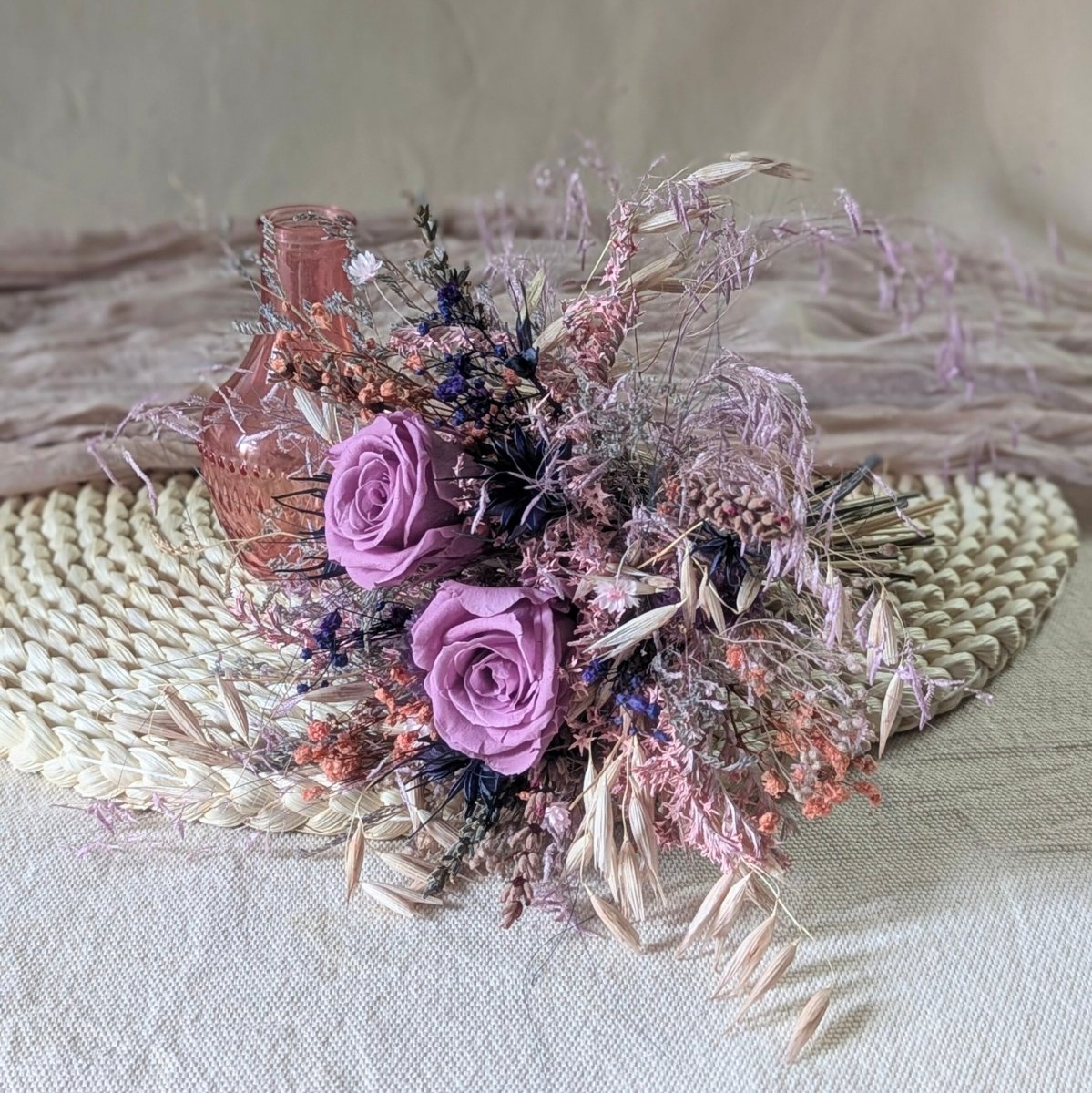 Petit bouquet de fleurs séchées naturelles avec vase en verre teinté rose et violet, Blue – Image 4