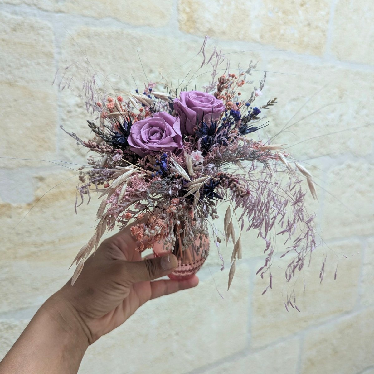 Petit bouquet de fleurs séchées naturelles avec vase en verre teinté rose et violet, Blue – Image 5