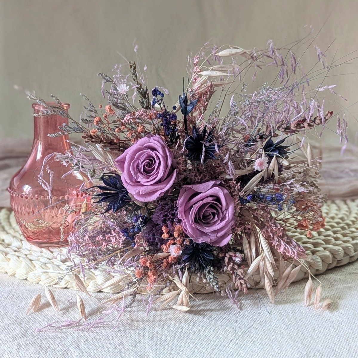 Petit bouquet de fleurs séchées naturelles avec vase en verre teinté rose et violet, Blue – Image 2