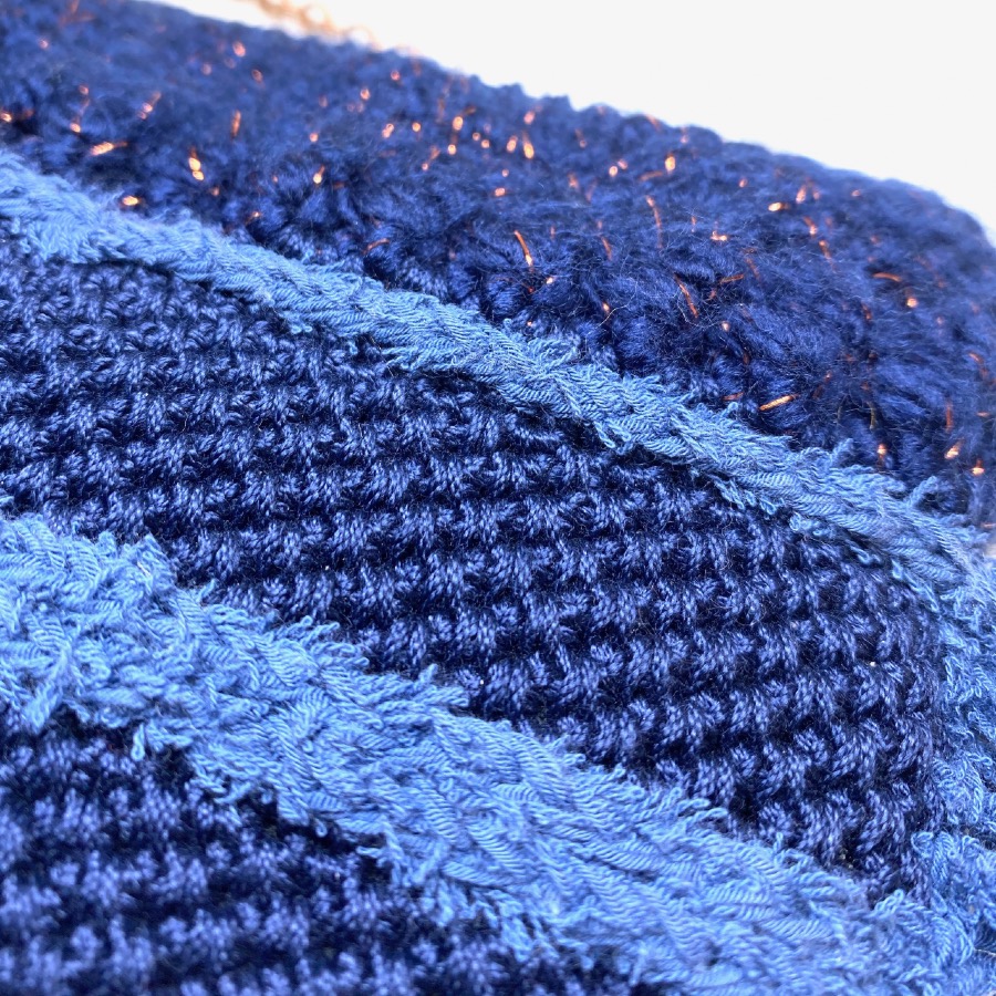 Pochette bleu pour téléphone au crochet – Image 3