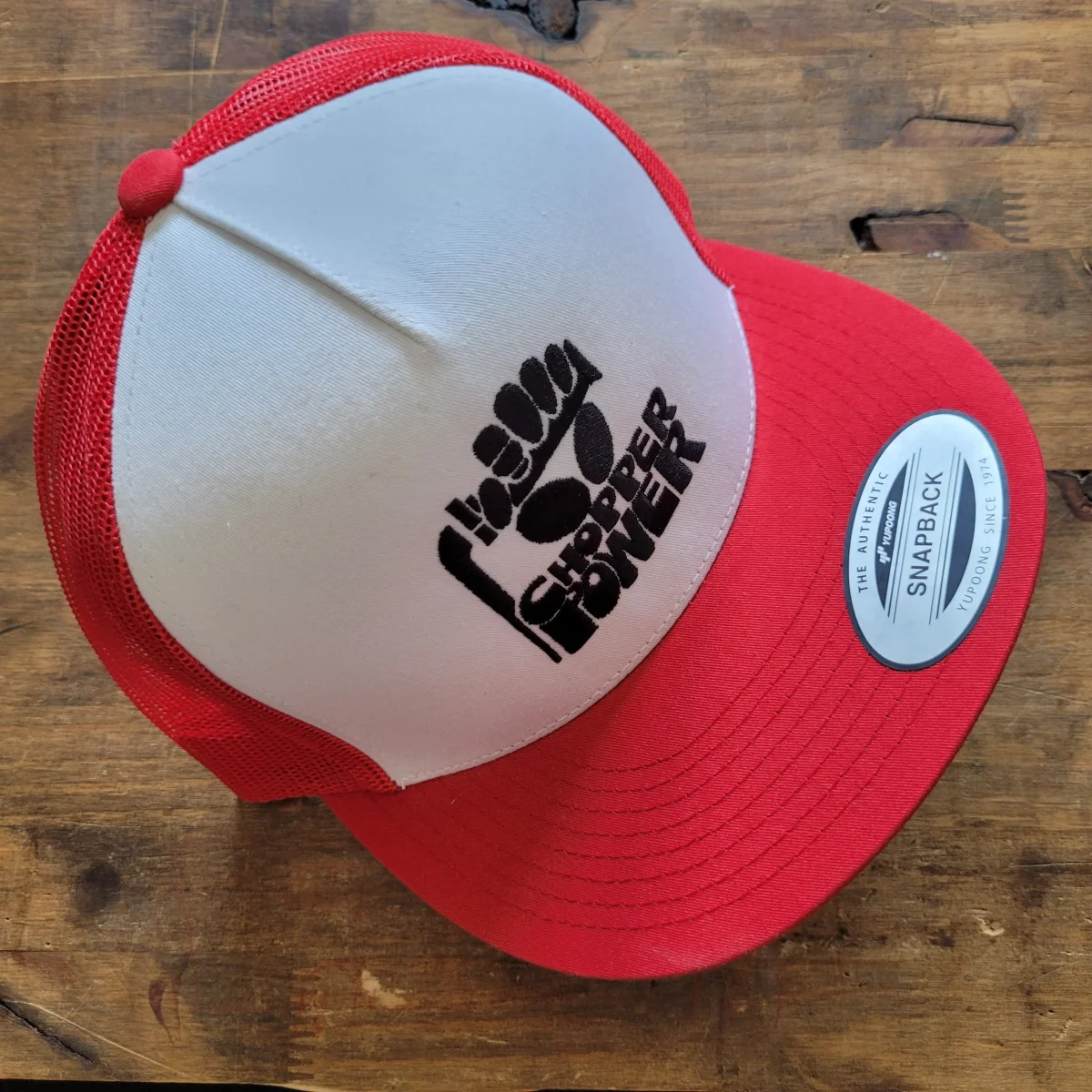 Trucker Cap Brodé "CHOPPER POWER" Version Fond Blanc / Rouge – Image 3