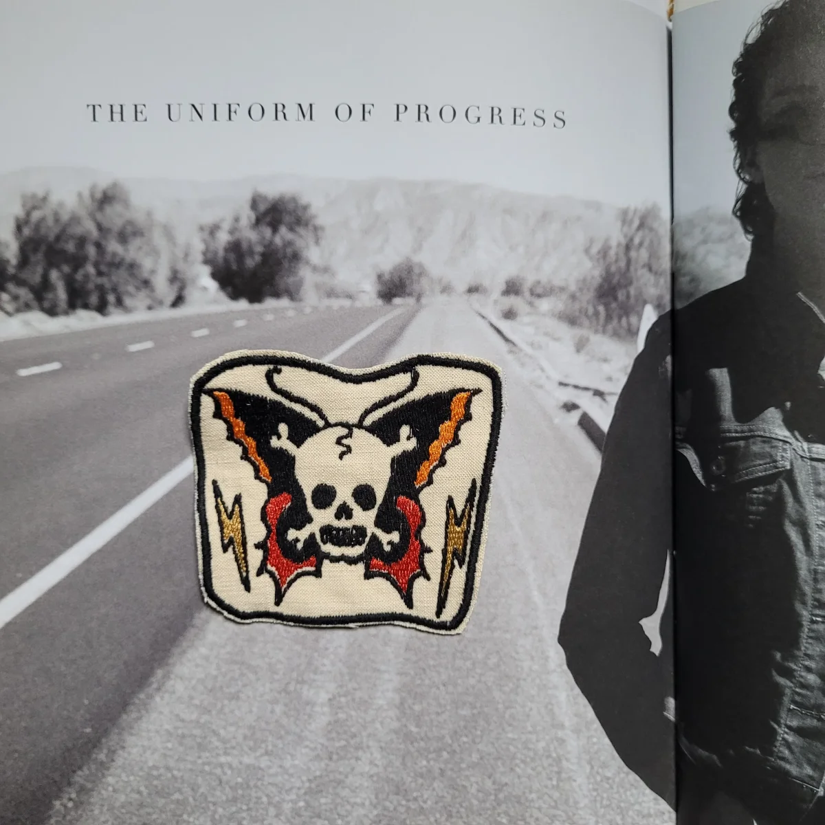 Patch brodé " Butterfly" SUR VIEUX TISSU COTON – Image 5