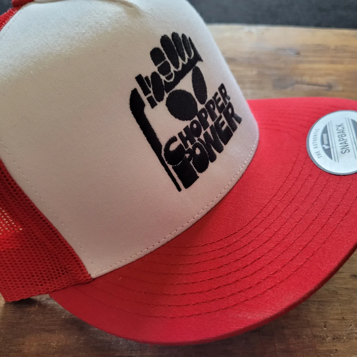 Trucker Cap Brodé "CHOPPER POWER" Version Fond Blanc / Rouge – Image 5
