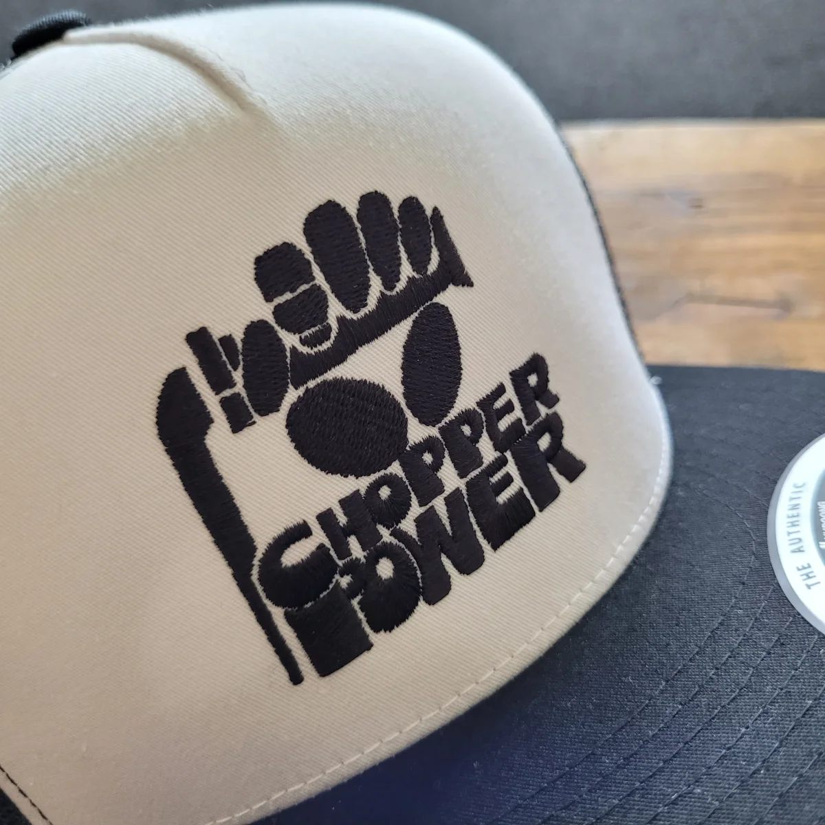 Trucker Cap Brodé "CHOPPER POWER" Version Fond Blanc / Noir – Image 3