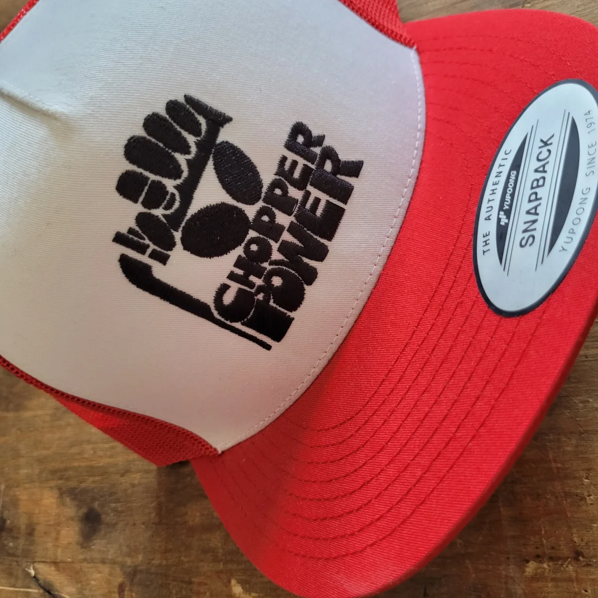 Trucker Cap Brodé "CHOPPER POWER" Version Fond Blanc / Rouge – Image 4