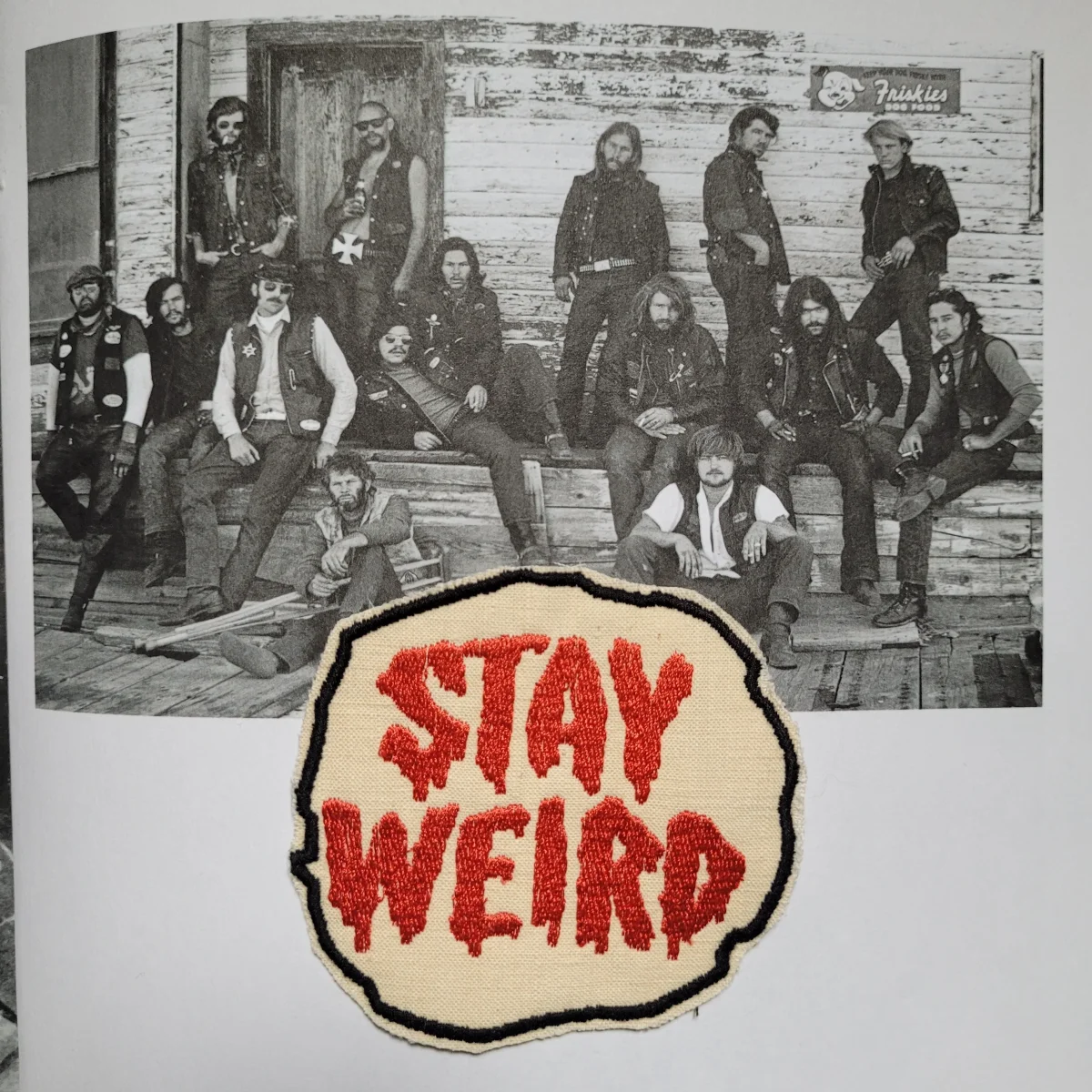 Patch Brodé "Stay weird" GRAND MODÈLE Version rouge SUR VIEUX TISSU COTON – Image 3