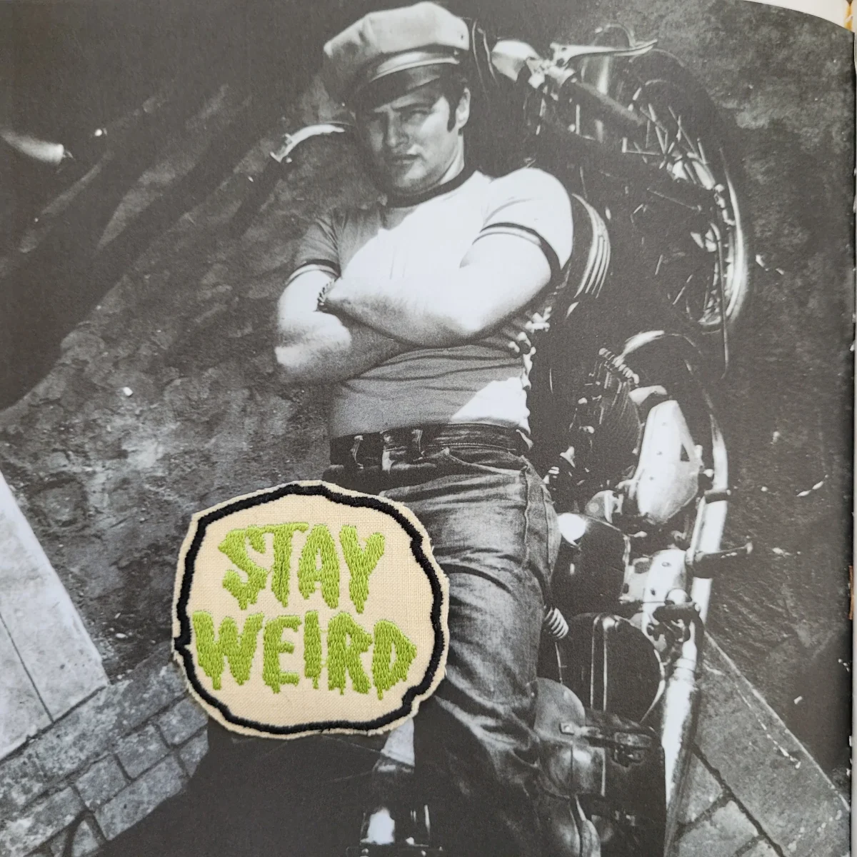 Patch Brodé "Stay weird" Version Vert EN VIEUX TISSU COTON – Image 2