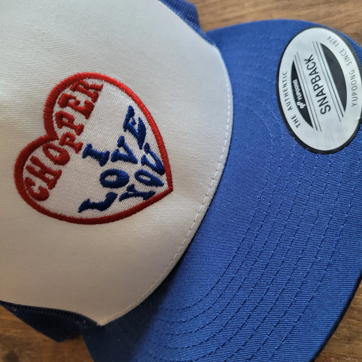 Trucker Cap Brodée "CHOPPER I LOVE YOU" Version Fond Blanc / Bleu – Image 3