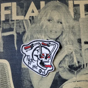 Patch brodé "Turn me on" Version black word