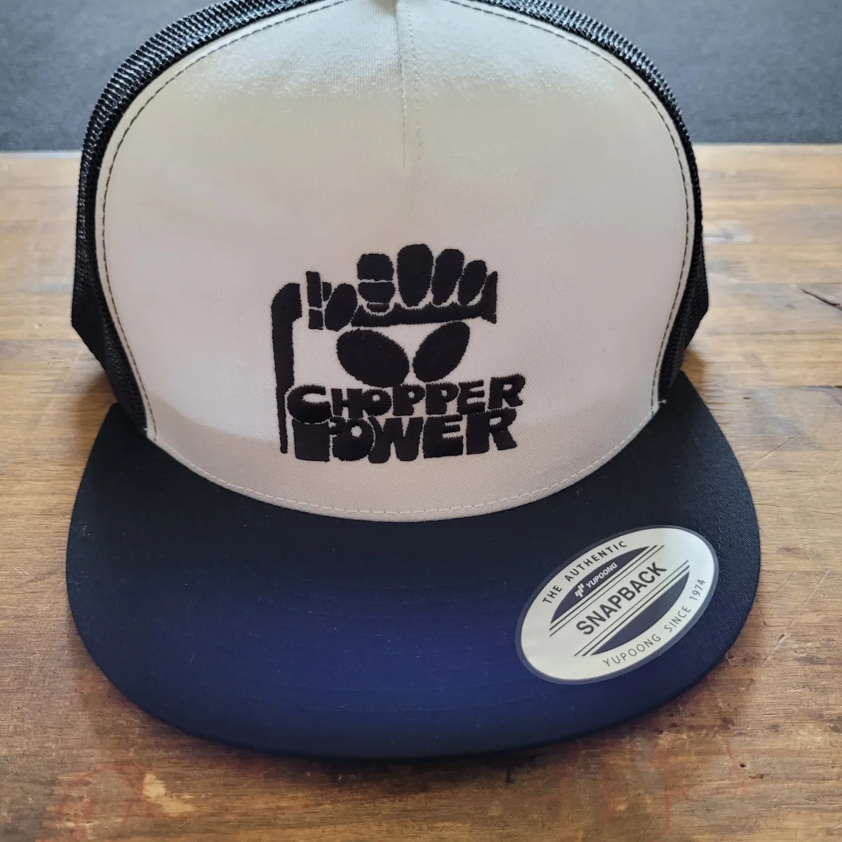 Trucker Cap Brodé "CHOPPER POWER" Version Fond Blanc / Noir – Image 7