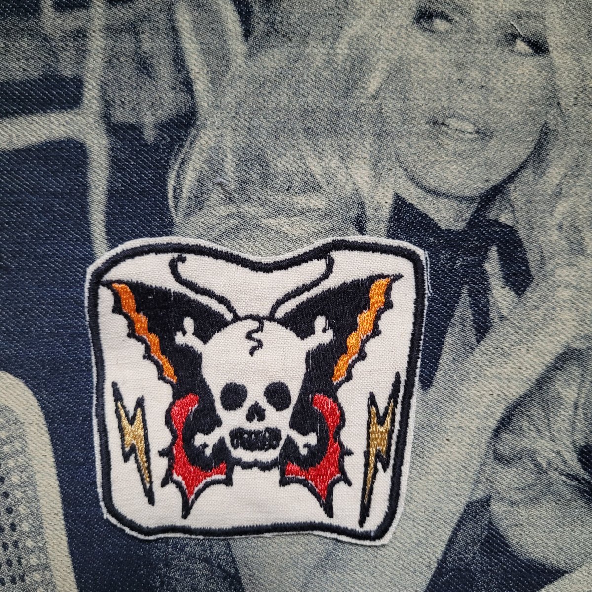 Patch brodé " Butterfly" SUR VIEUX TISSU COTON – Image 6