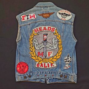 Biker gang cut handembroidered with sin printed liner/veste sans manche Levis avec broderie, patchs et doublure interne