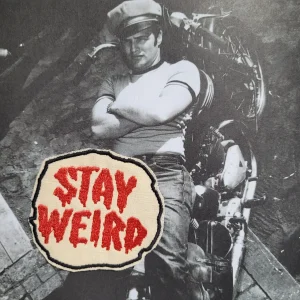 Patch Brodé "Stay weird" GRAND MODÈLE Version rouge SUR VIEUX TISSU COTON