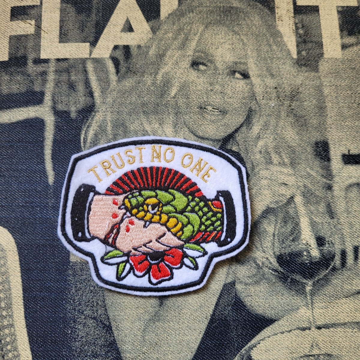 Patch brodé "Trust no one" – Image 2