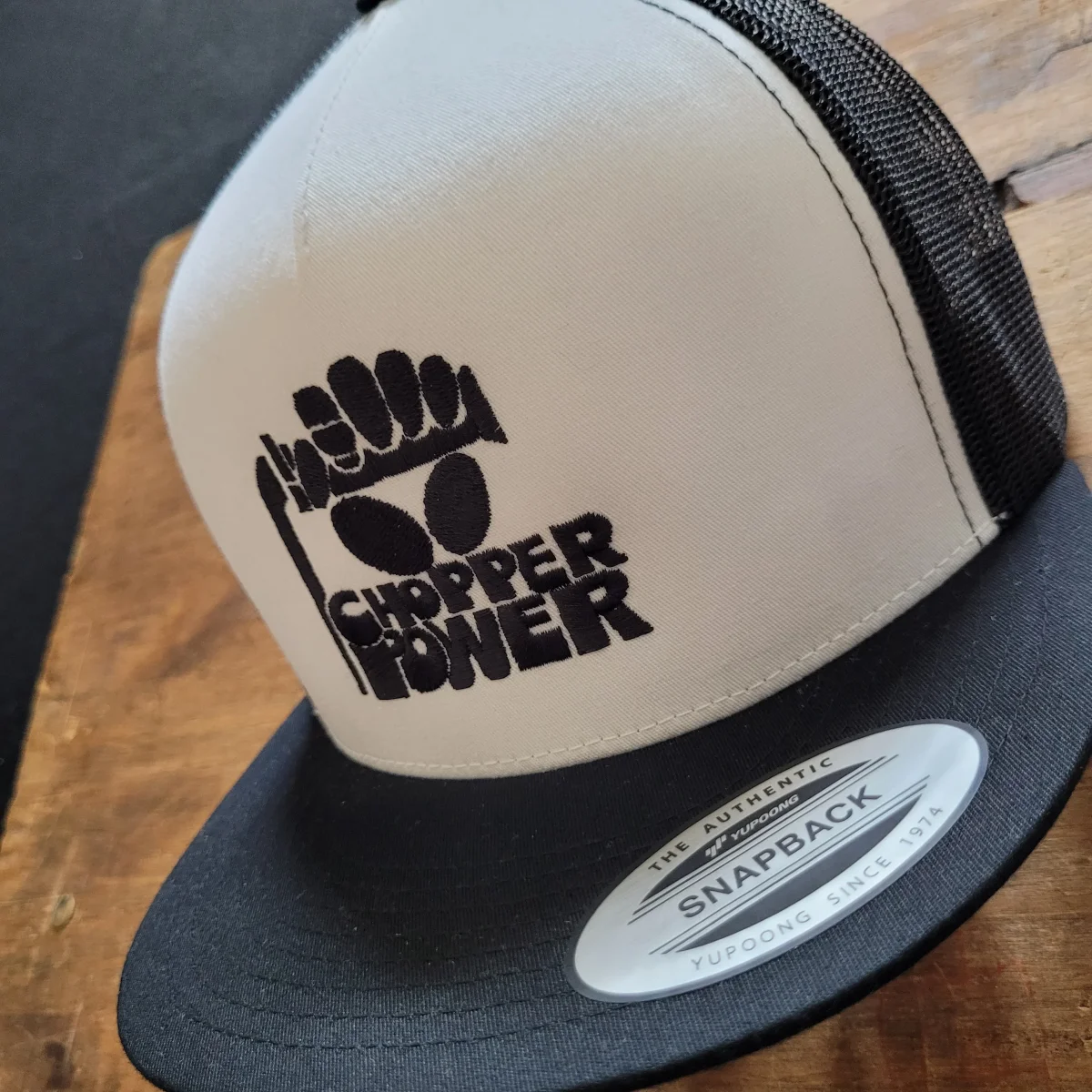 Trucker Cap Brodé "CHOPPER POWER" Version Fond Blanc / Noir – Image 5