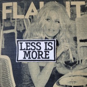 Patch Brodé "Less is More" ( version Fond Blanc)