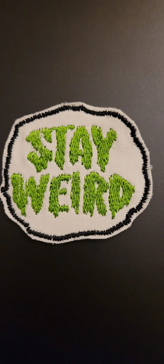 Patch Brodé "Stay weird" Version Vert EN VIEUX TISSU COTON – Image 3
