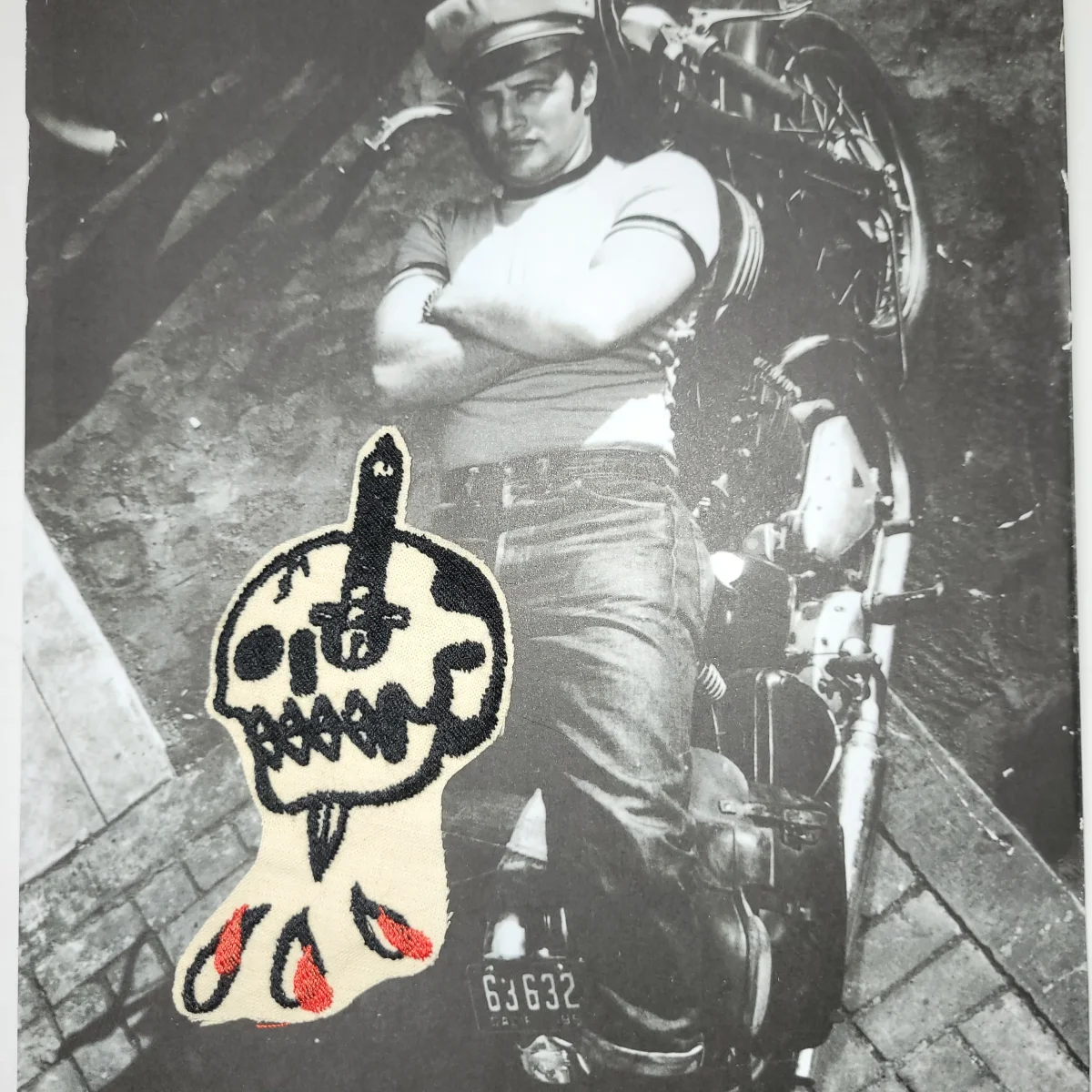 Patch Brodé "Knife in the eye" vintage SUR VIEUX TISSU COTON – Image 2