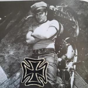 Patch Brodé "Iron cross"  no maltese cross, perfect on your cut SUR VIEUX TISSU COTON