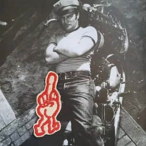 Patch Brodé "Middle finger walking" SUR VIEUX TISSU COTON