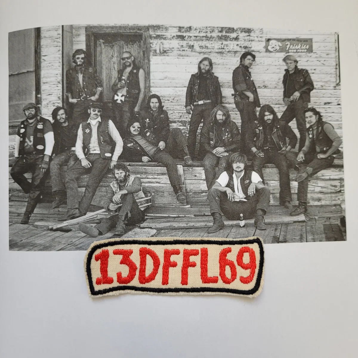 Patch Brodé "13DFFL69" Version Écru/Rouge/Noir EN VIEUX TISSU COTON – Image 3