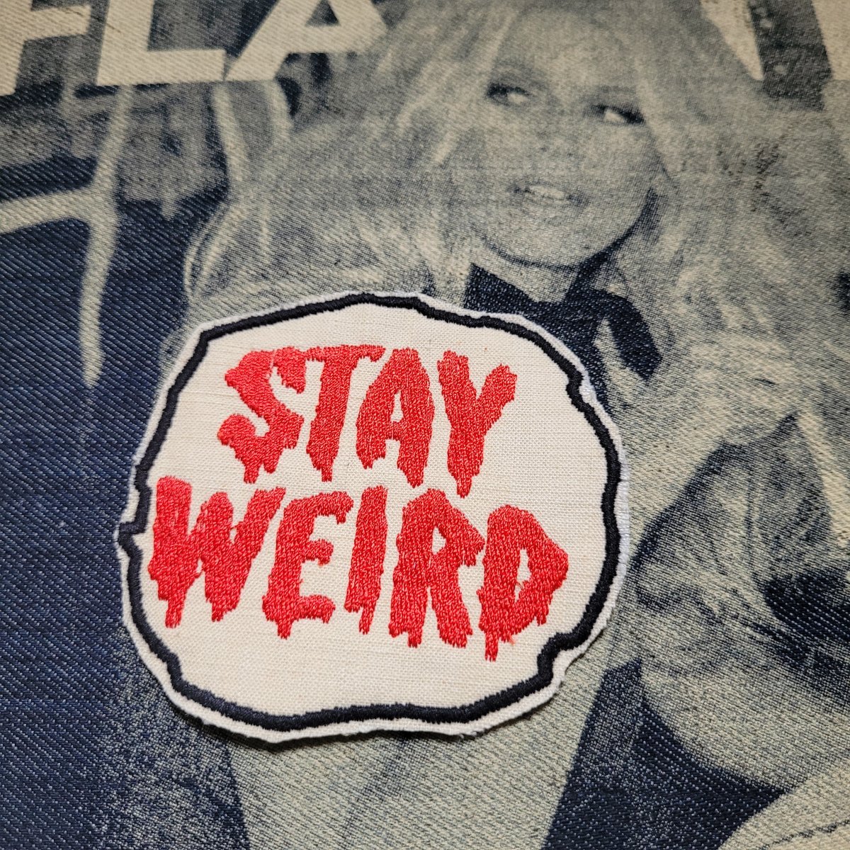 Patch Brodé "Stay weird" GRAND MODÈLE Version rouge SUR VIEUX TISSU COTON – Image 4