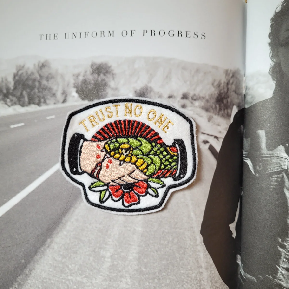 Patch brodé "Trust no one" – Image 6