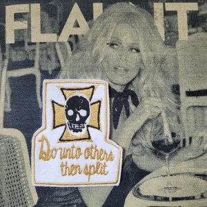 Patch Brodé "Do Unto Others Then Split" Version white